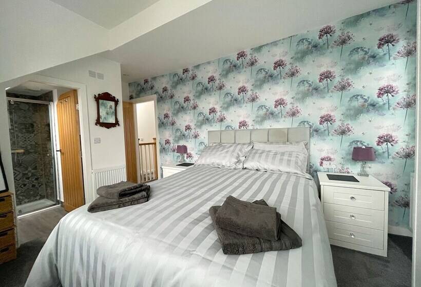 פנסיון Lovely Comfortable 3br Property