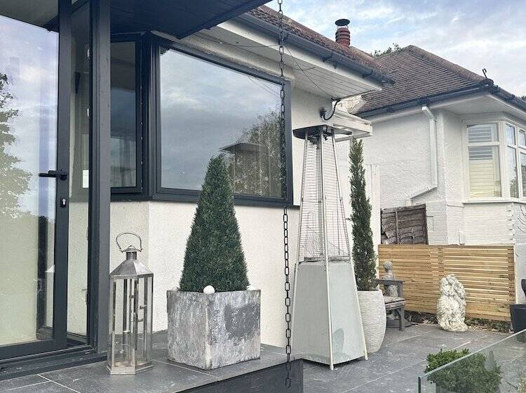 Резиденция Captivating 4 Bed House In West Wickham