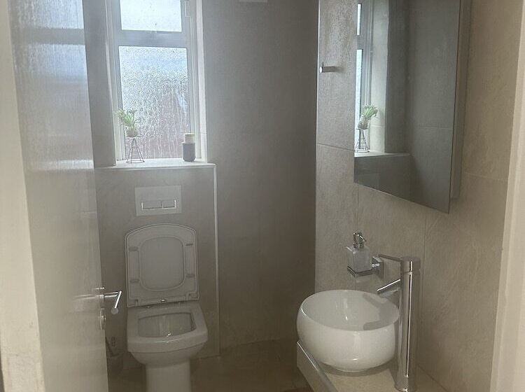 Резиденция Captivating 4 Bed House In West Wickham