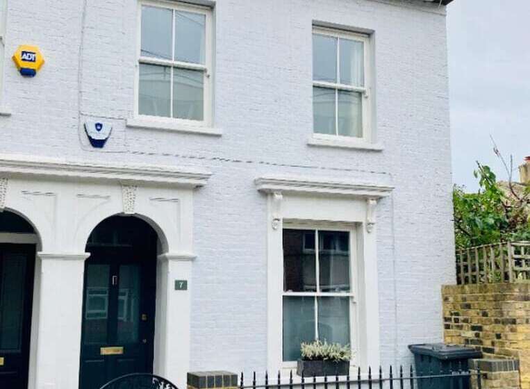 דירת נופש Charming 3 Bed House In London