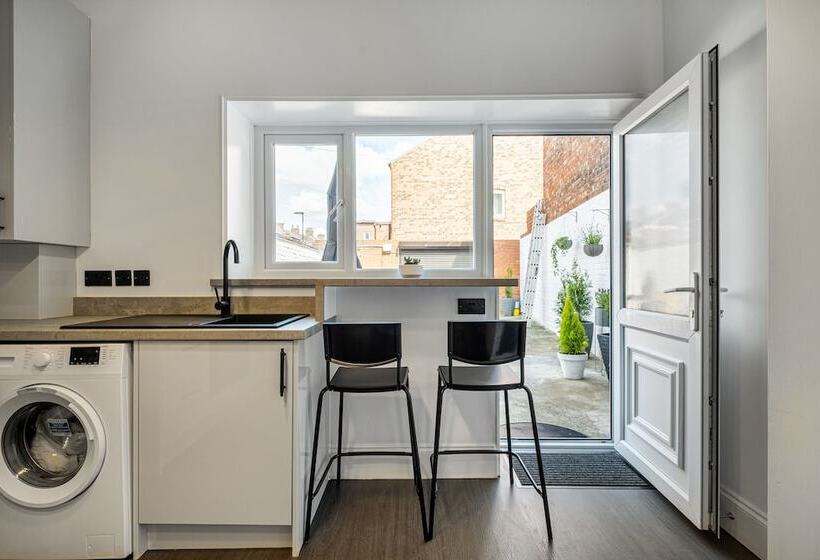 إقامة Immaculate 6 Bed House In Newcastle