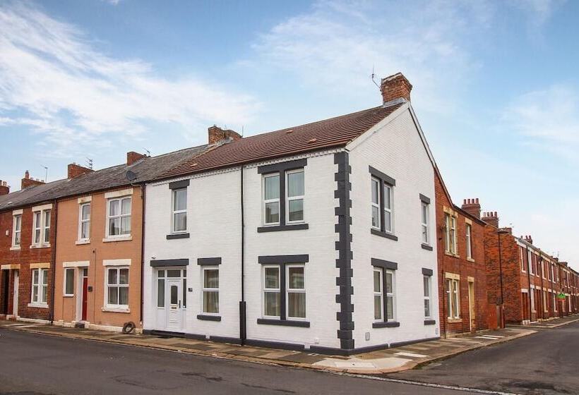 إقامة Immaculate 6 Bed House In Newcastle