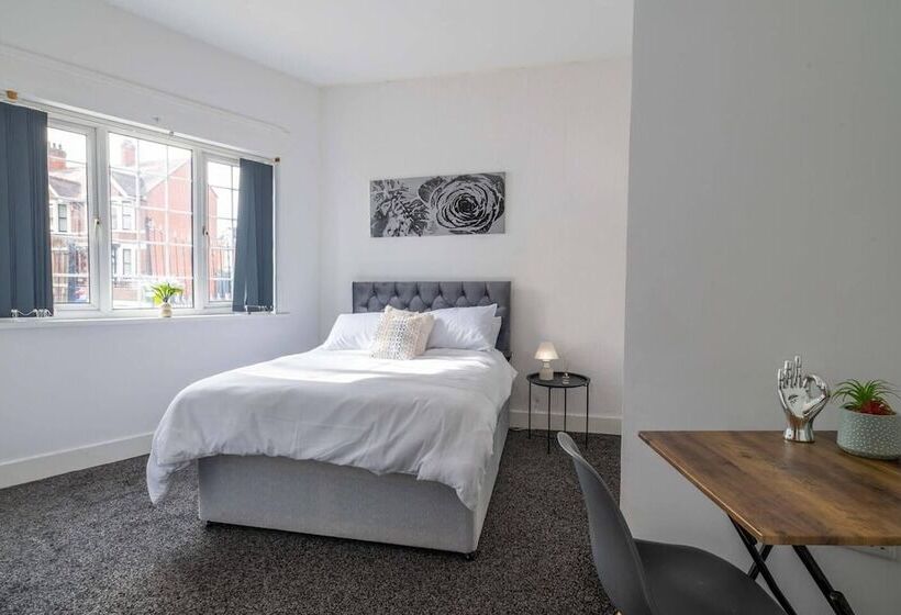 إقامة Lovely 13 Bed House In Coventry