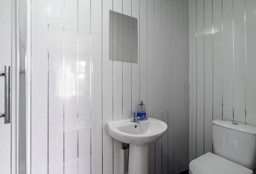 إقامة Lovely 13 Bed House In Coventry