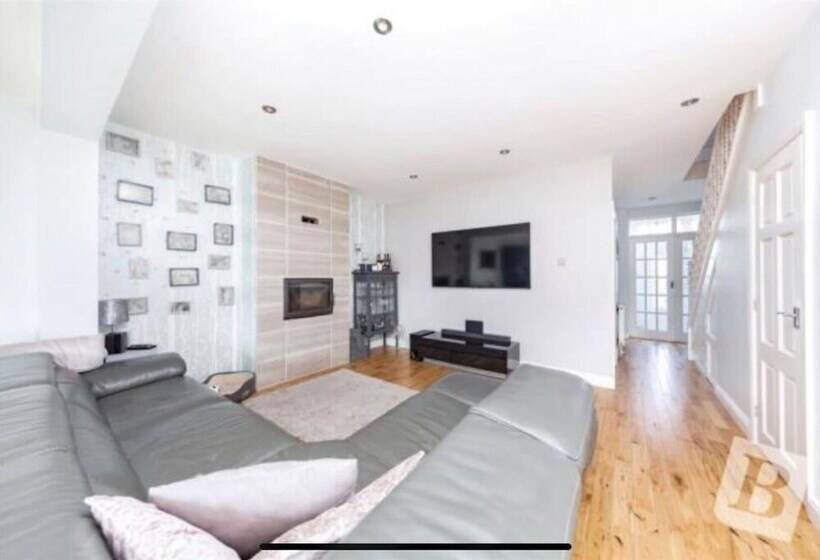 Резиденция Stunning 4 Bed House In Gidea Park