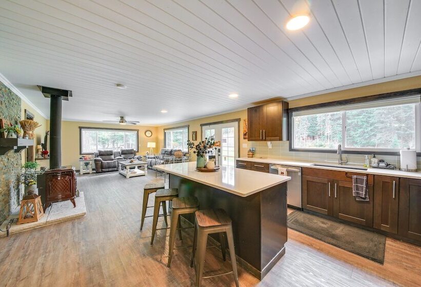 Scenic Priest Lake Vacation Rental: Deck + Views!