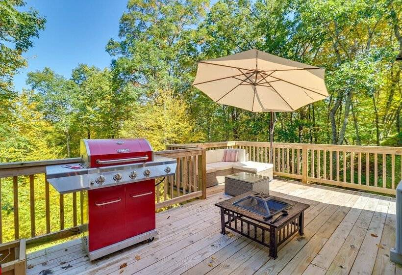 Hot Tub & Sauna: Secluded Pocono Getaway!