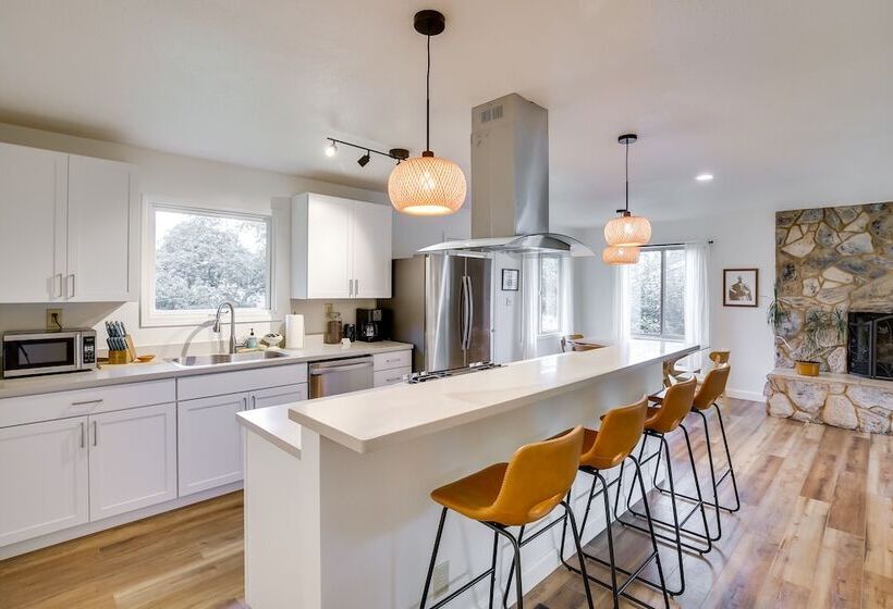 Serene Palmer Home: Walk To Downtown & Riverfront!
