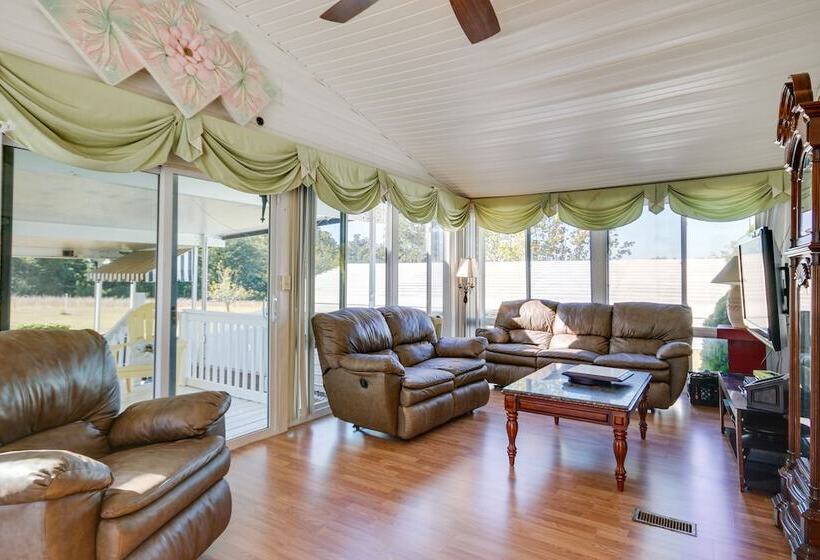 Spacious South Carolina Abode W/ Hot Tub & Grill!