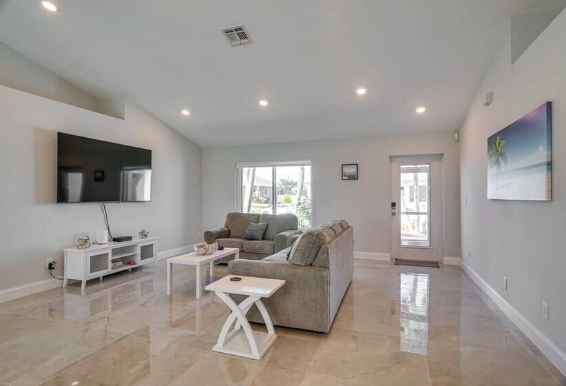 Furnished Lanai + Pool: Sunlit Cape Coral Getaway!