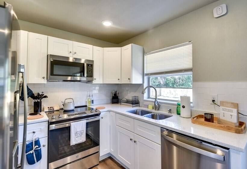 Vibrant Deland House Near Stetson University!