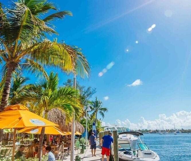 هاستل Russians  Ukrainians   Latinos   Female Dorms   Male Dorms   3 Miles To The Beach   Free Parking