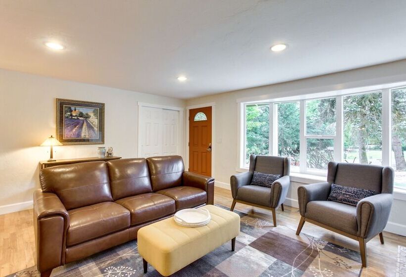 Charming Oregon Home W/ Private Pickleball Court!