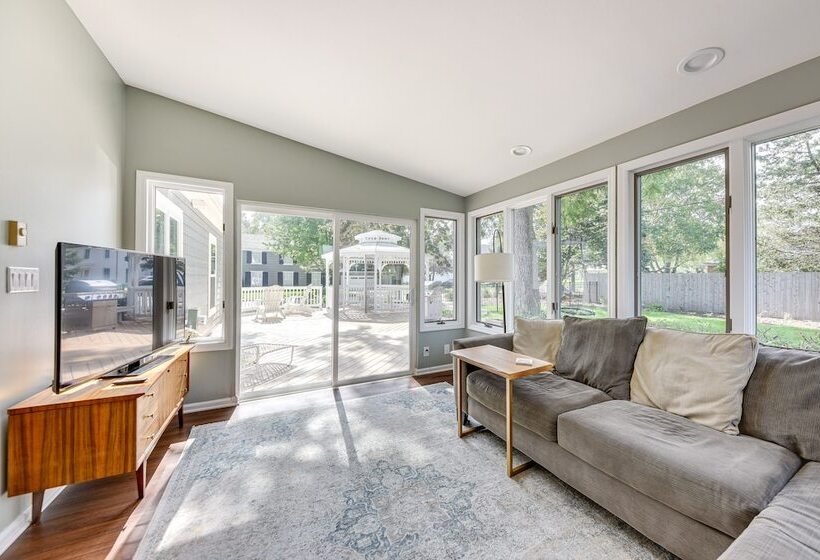 Charming Racine Home   Walk To Lake Michigan!