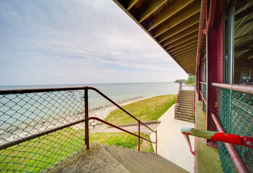 Flamingo Geneva Getaway: Steps To Lake Erie!