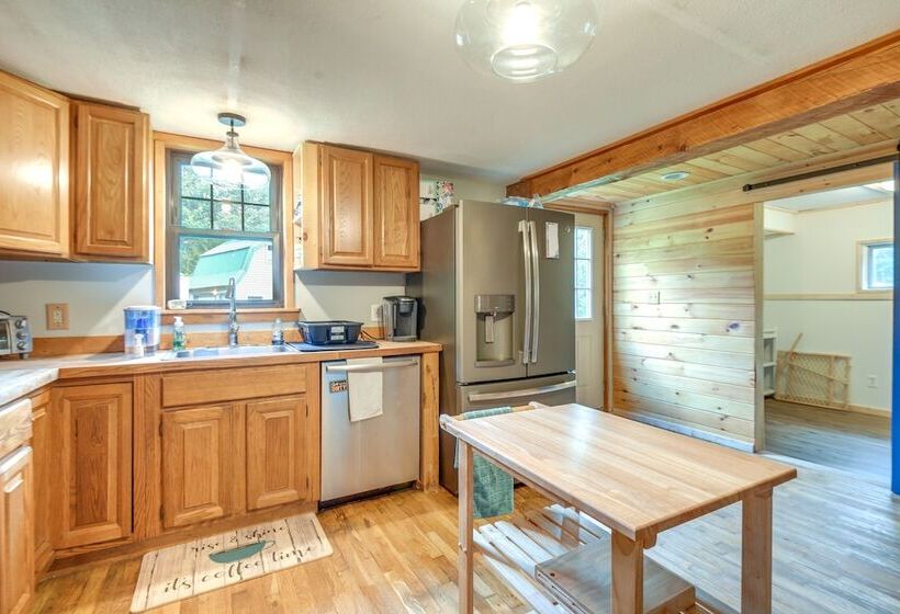 Meredith Home W/ Deck: 6 Mi To Lake Winnipesaukee!
