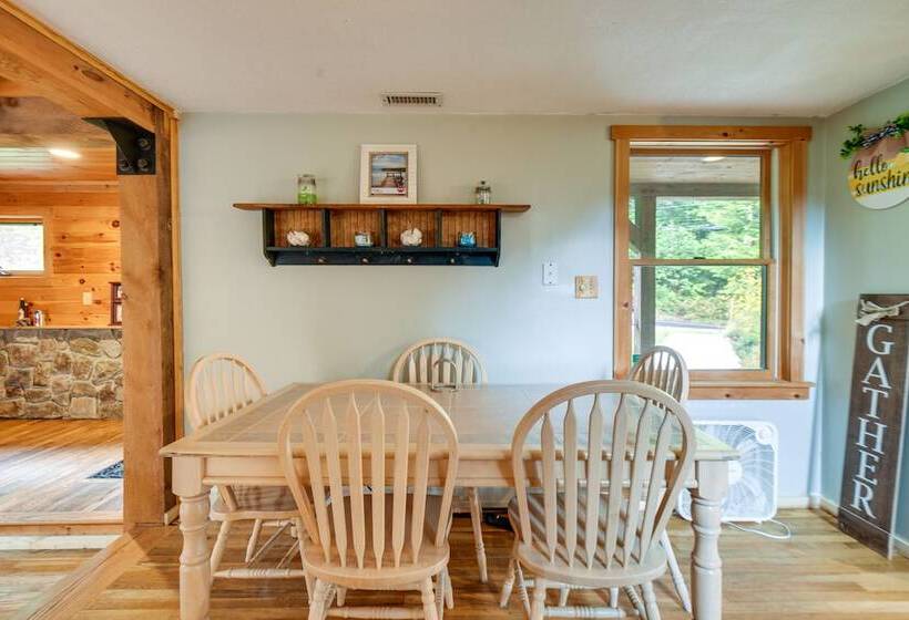 Meredith Home W/ Deck: 6 Mi To Lake Winnipesaukee!