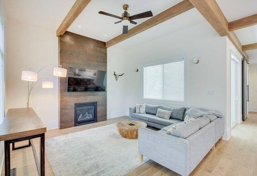 Modern Lawrence Home W/ Patio < Half Mi To U Of K!