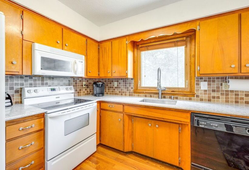 Pet Friendly Waterloo Abode W/ Deck!