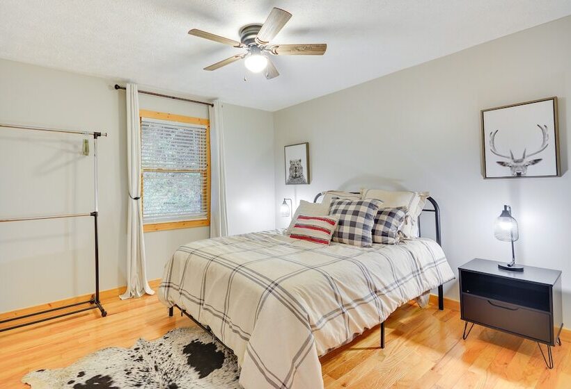 Mtn View + Fire Pit: Pet Friendly Woodlawn Cabin!