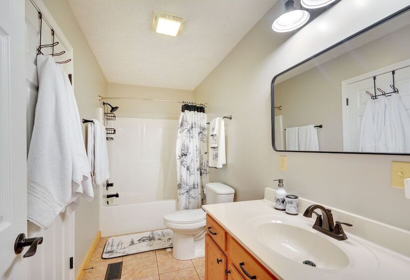 Mtn View + Fire Pit: Pet Friendly Woodlawn Cabin!