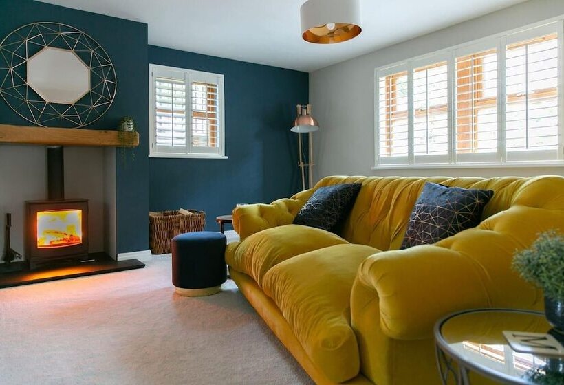 住所  Remarkable 4 Bed House Near Leeds Airport