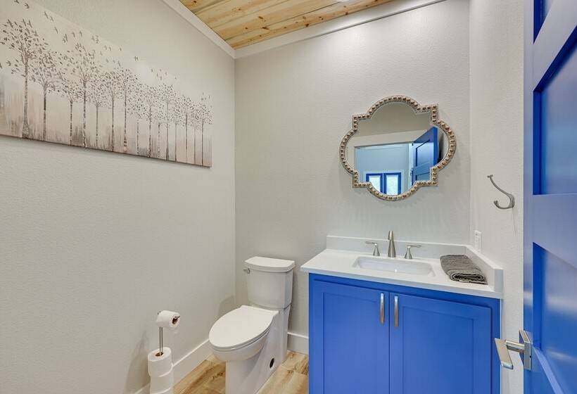 Riverfront Arkansas Abode W/ Deck & Grill!