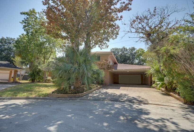 Poolside Oasis Near Medical Center & Nrg Stadium!