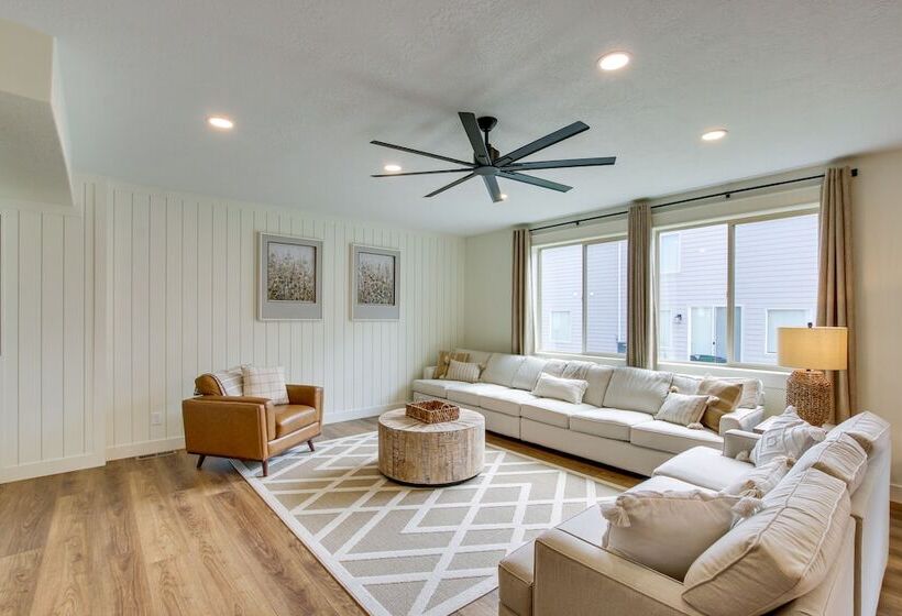 Spacious Utah Home W/ Hot Tub < 1 Mi To Bear Lake!