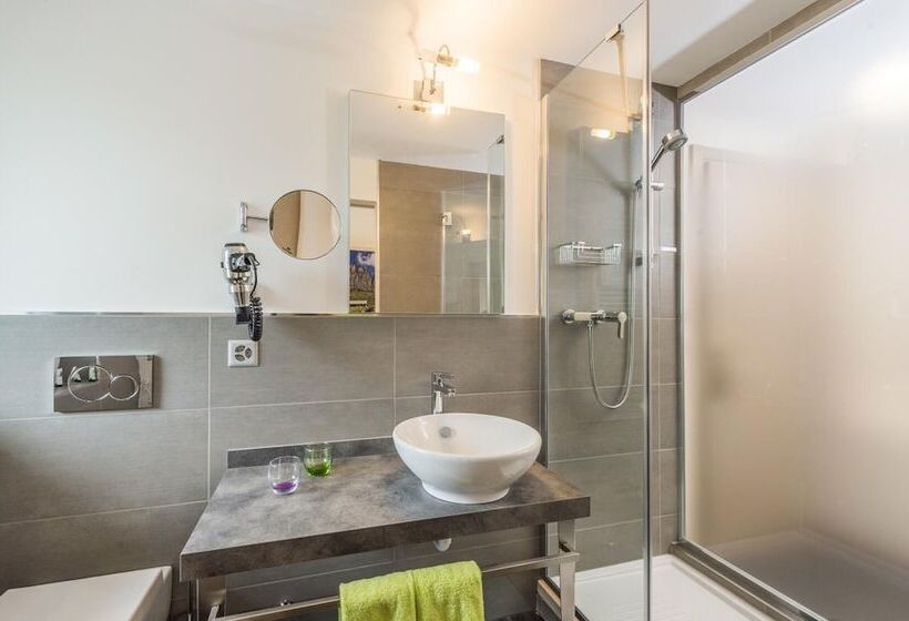 בית מלון כפרי Adhhoc