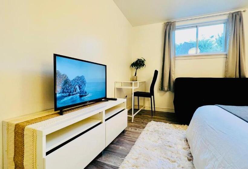 Toronto Bed & Breakfast   Free Parking, Subway Access