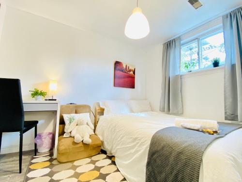 Toronto Bed & Breakfast   Free Parking, Subway Access