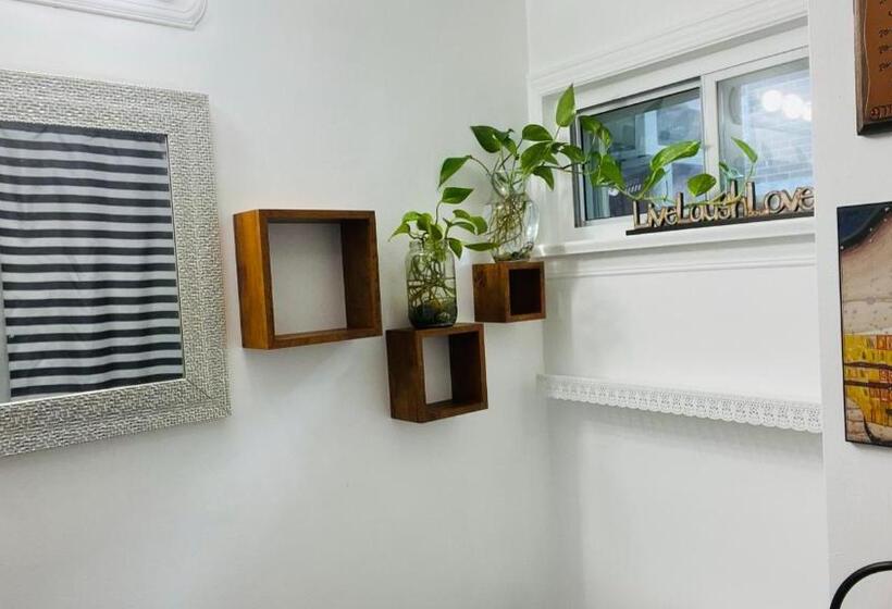 Toronto Bed & Breakfast   Free Parking, Subway Access