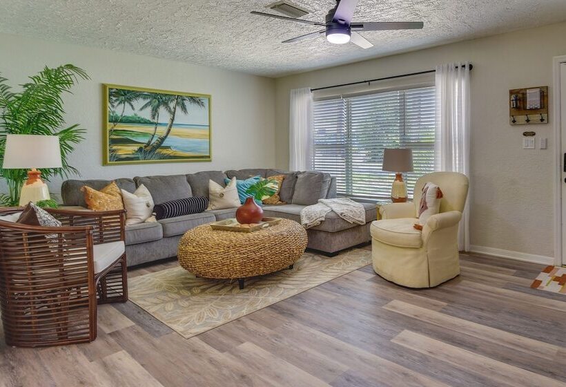 Sunny Home W/ Yard ~ 7 Mi To Anna Maria Island!