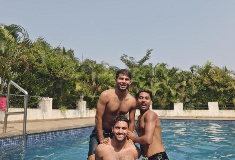 בית מלון כפרי Saifarm Resort Lonavala