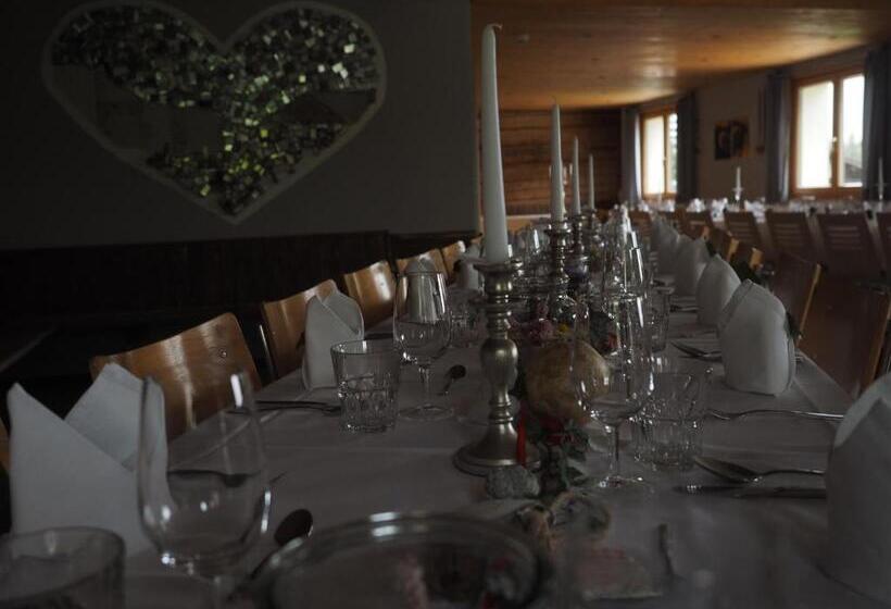 ユースホステル Tgantieni Sot   Haus Mit Herz