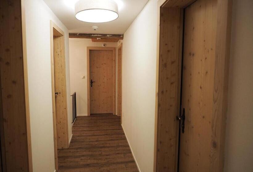 ユースホステル Tgantieni Sot   Haus Mit Herz