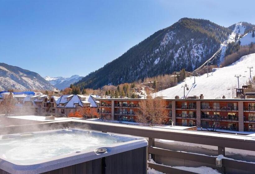 Independence Square 213, Spacious Hotel Room With 2 Queen Beds, Wet Bar, And Sitting Area