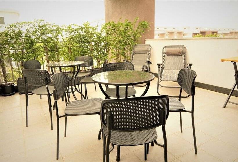فندق Secret Head Quarters Phnom Penh