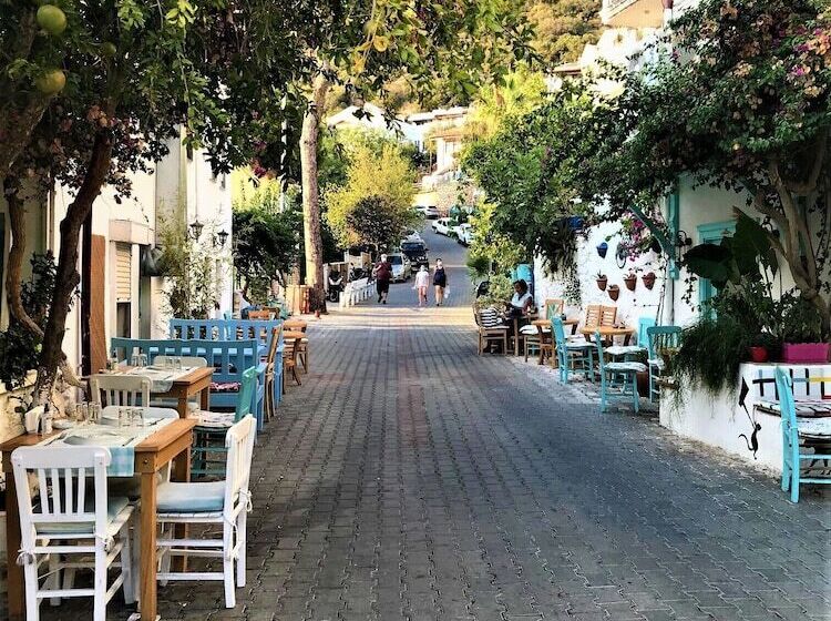 بنسيون Smyrna Uzuncarsi