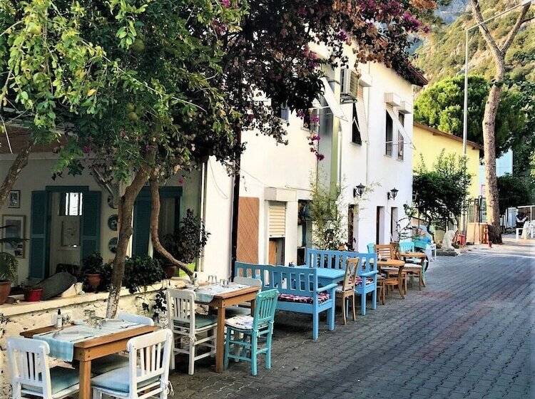 بنسيون Smyrna Uzuncarsi