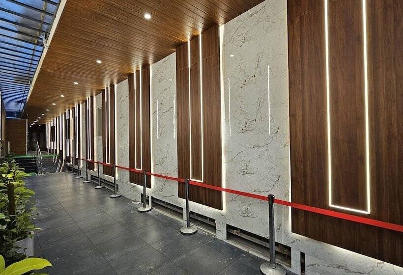 هتل Emerald Urban Comforts