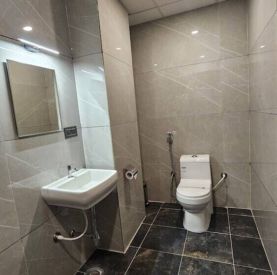 هتل Emerald Urban Comforts