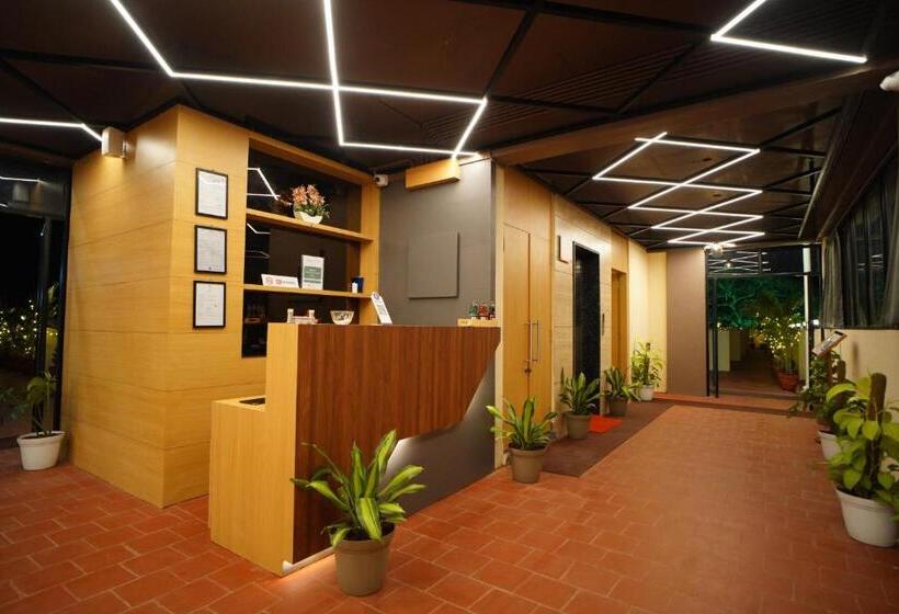 هتل Emerald Urban Comforts