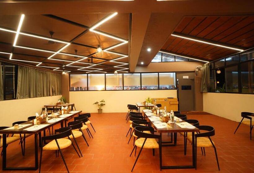 هتل Emerald Urban Comforts