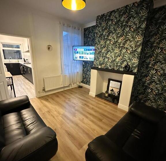 Lovely Town House Room 1