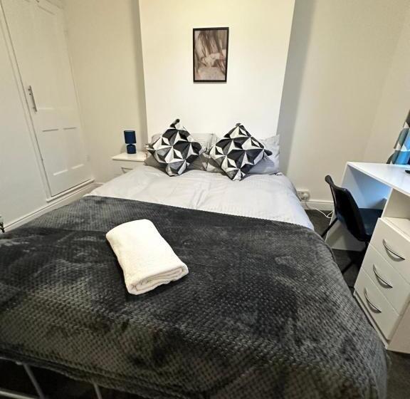 Lovely Town House Room 2