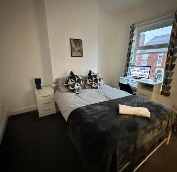 Lovely Town House Room 2