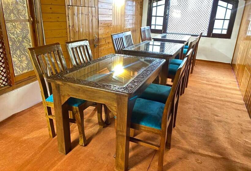 Отель The Mallard, Srinagar