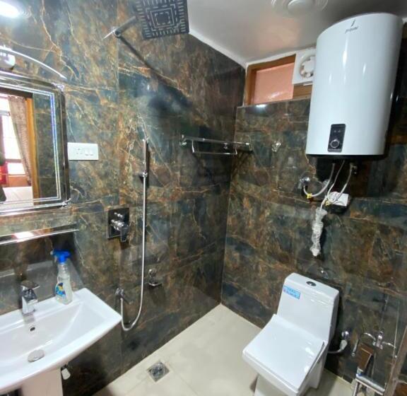 Отель The Mallard, Srinagar